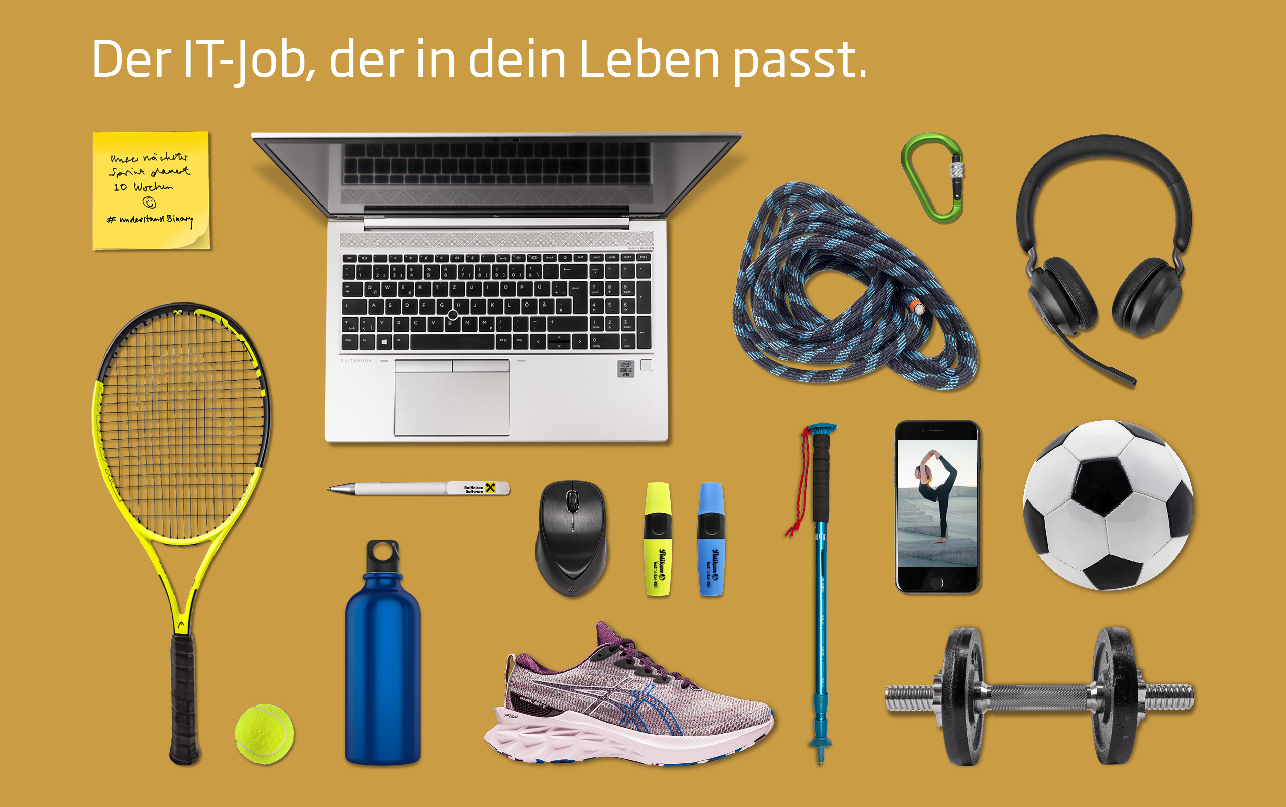 Objekte aus dem Sport  und Arbeitsleben auf ockerfarbenem Hintergrund, darunter Tennisschl&auml;ger, Laptop, Trinkflasche, Laufschuh, Fu&szlig;ball, Headset, Kletterseil, Computermaus und Wanderstock. Text: &bdquo;Der IT Job, der in dein Leben passt.&ldquo;