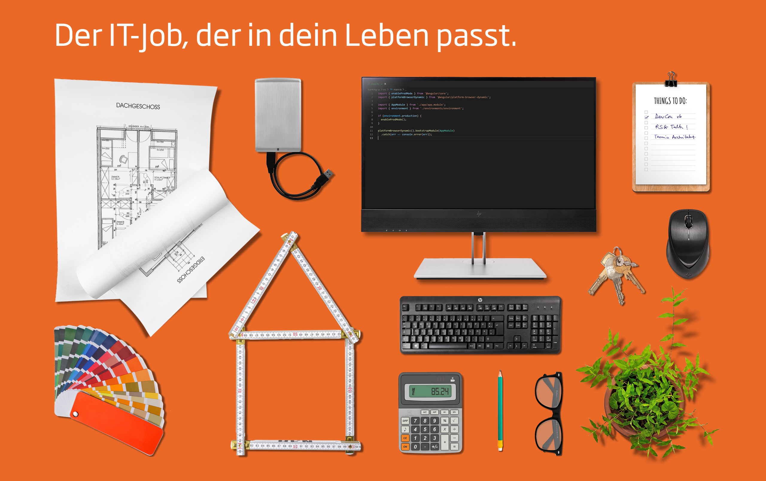 Objekte aus dem Arbeits  sowie dem Privatleben rund um den Hausbau auf orangefarbenem Hintergrund, darunter Baupl&auml;ne, Farbpalette, Zollstock, Taschenrechner, Monitor mit Codezeilen und Tastatur. Text: &bdquo;Der IT Job, der in dein Leben passt.&ldquo;