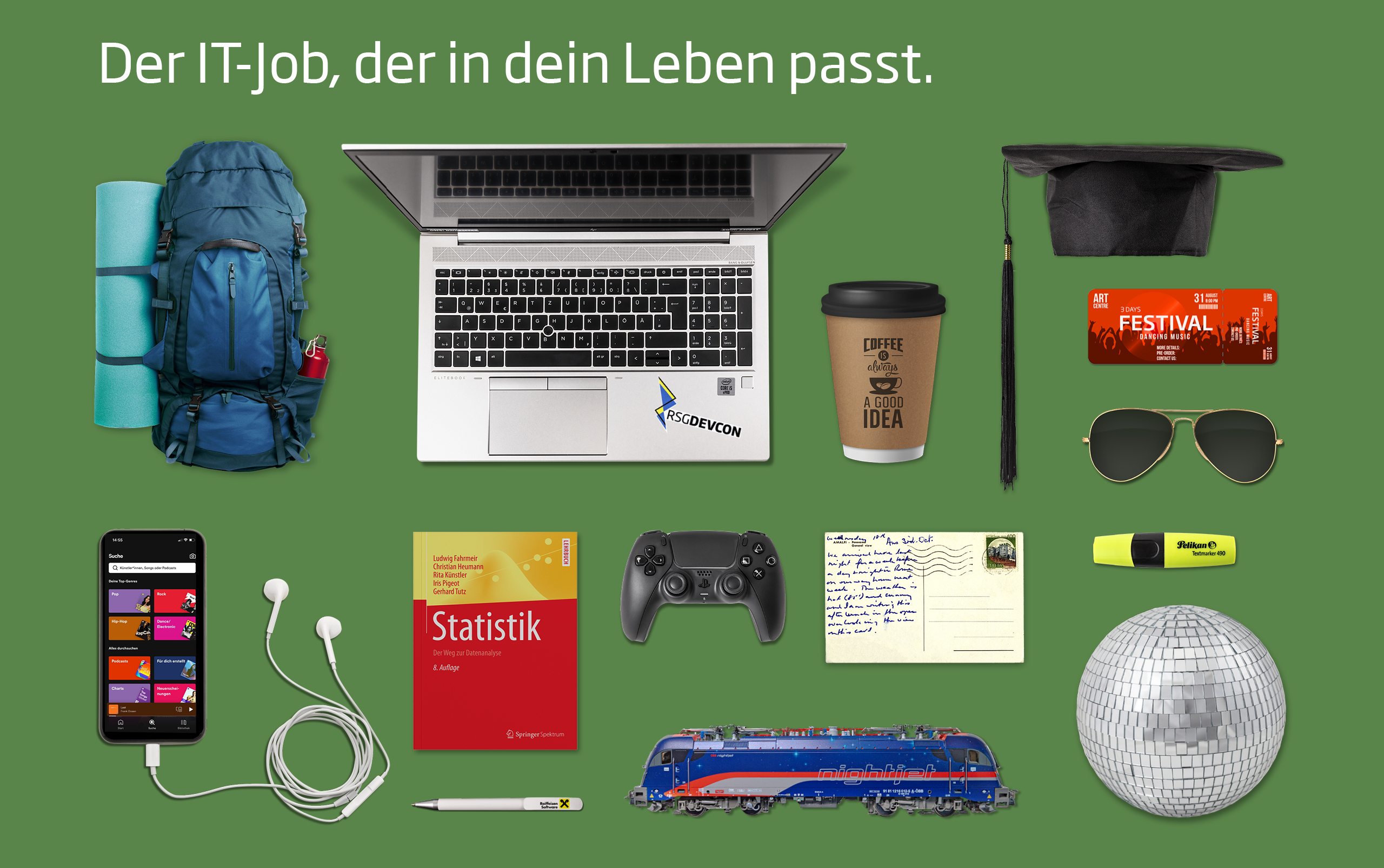 Objekte aus dem Studenten  und Arbeitsleben auf gr&uuml;nem Hintergrund, darunter Trekking Rucksack, Statistikbuch, Coffee to go Becher, Absolventenm&uuml;tze, Game Controller, Laptop und Festival Ticket. Text: &bdquo;Der IT Job, der in dein Leben passt.&ldquo;